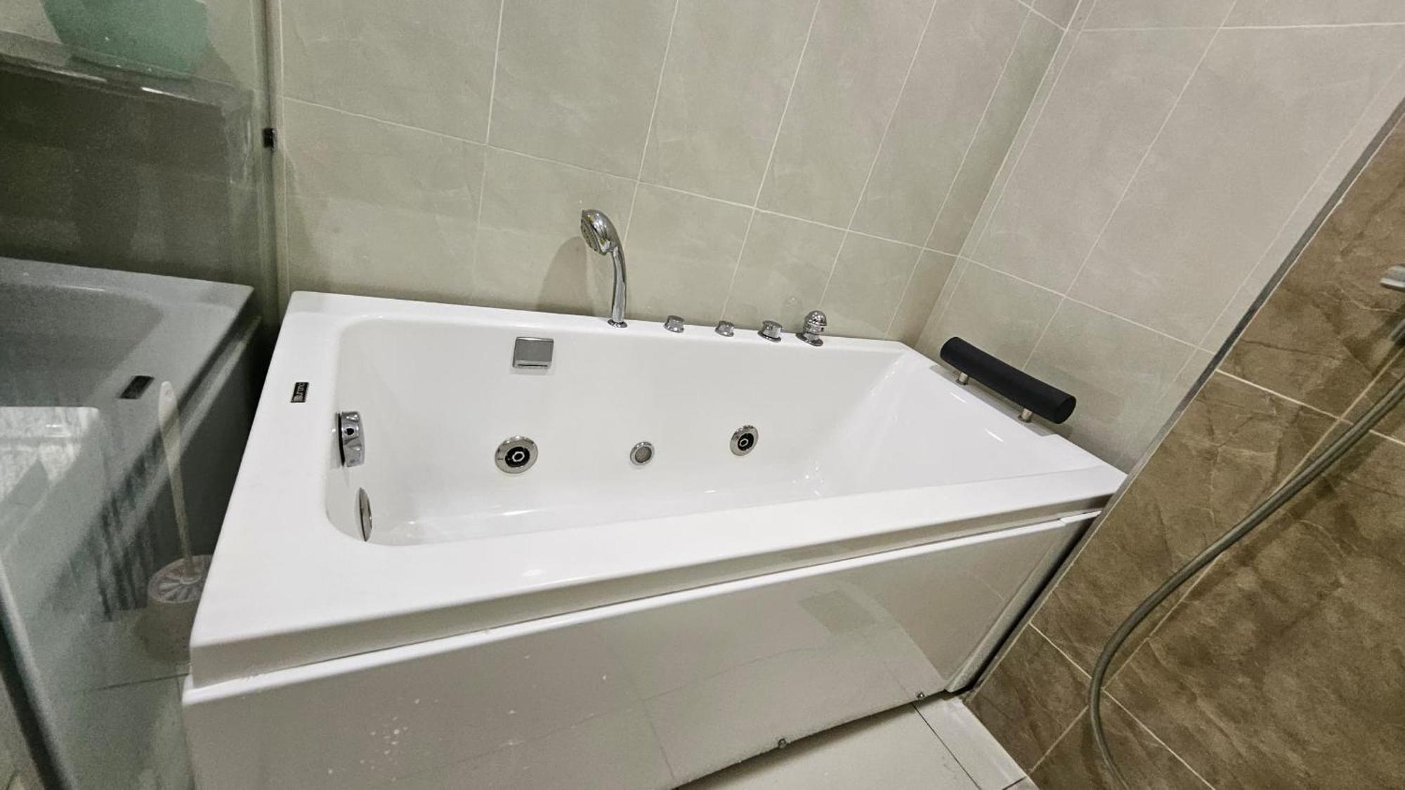 Paragon Suites Studios With Private Jacuzzi Near Ciq Rts Johor Bahru Exterior photo
