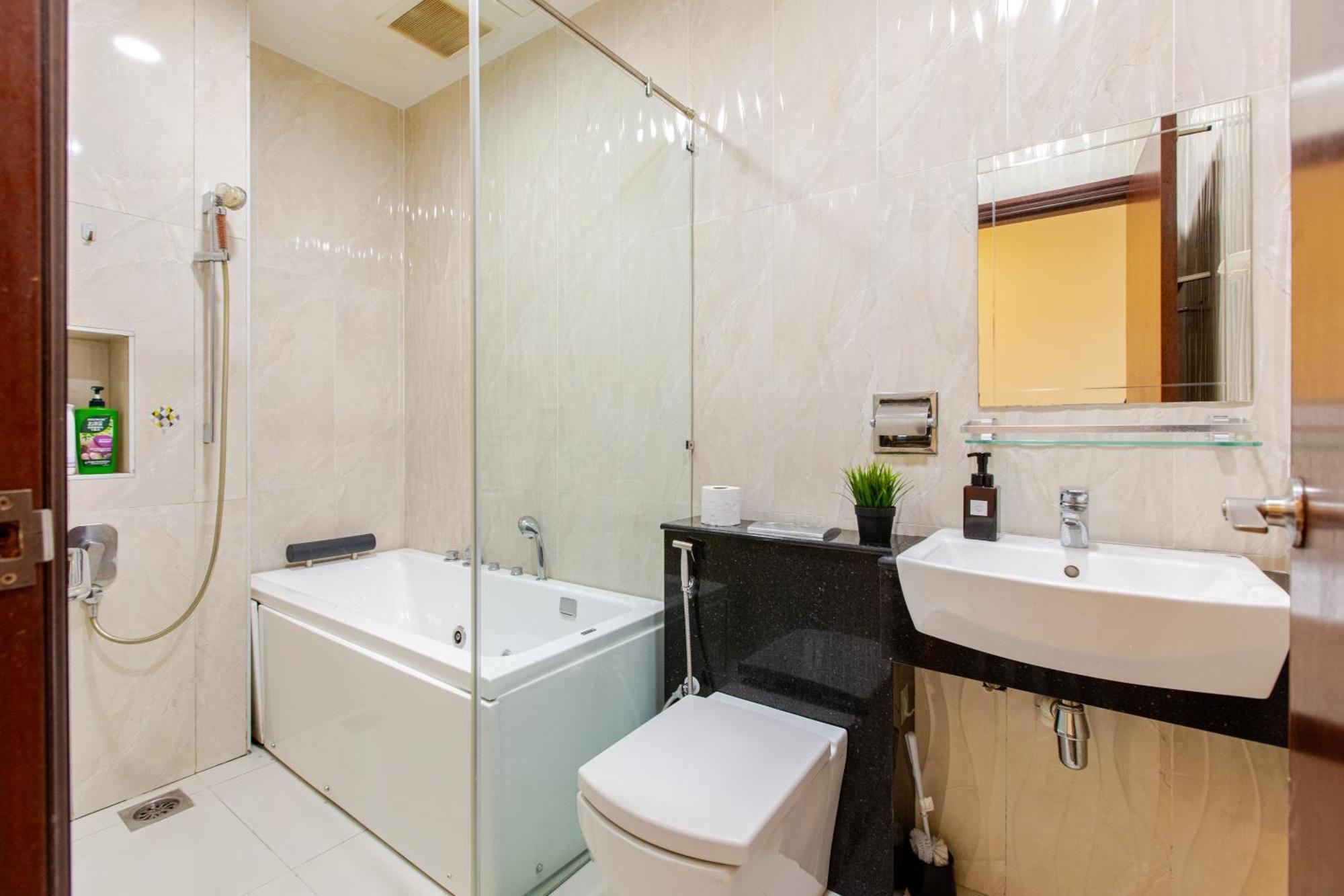 Paragon Suites Studios With Private Jacuzzi Near Ciq Rts Johor Bahru Exterior photo