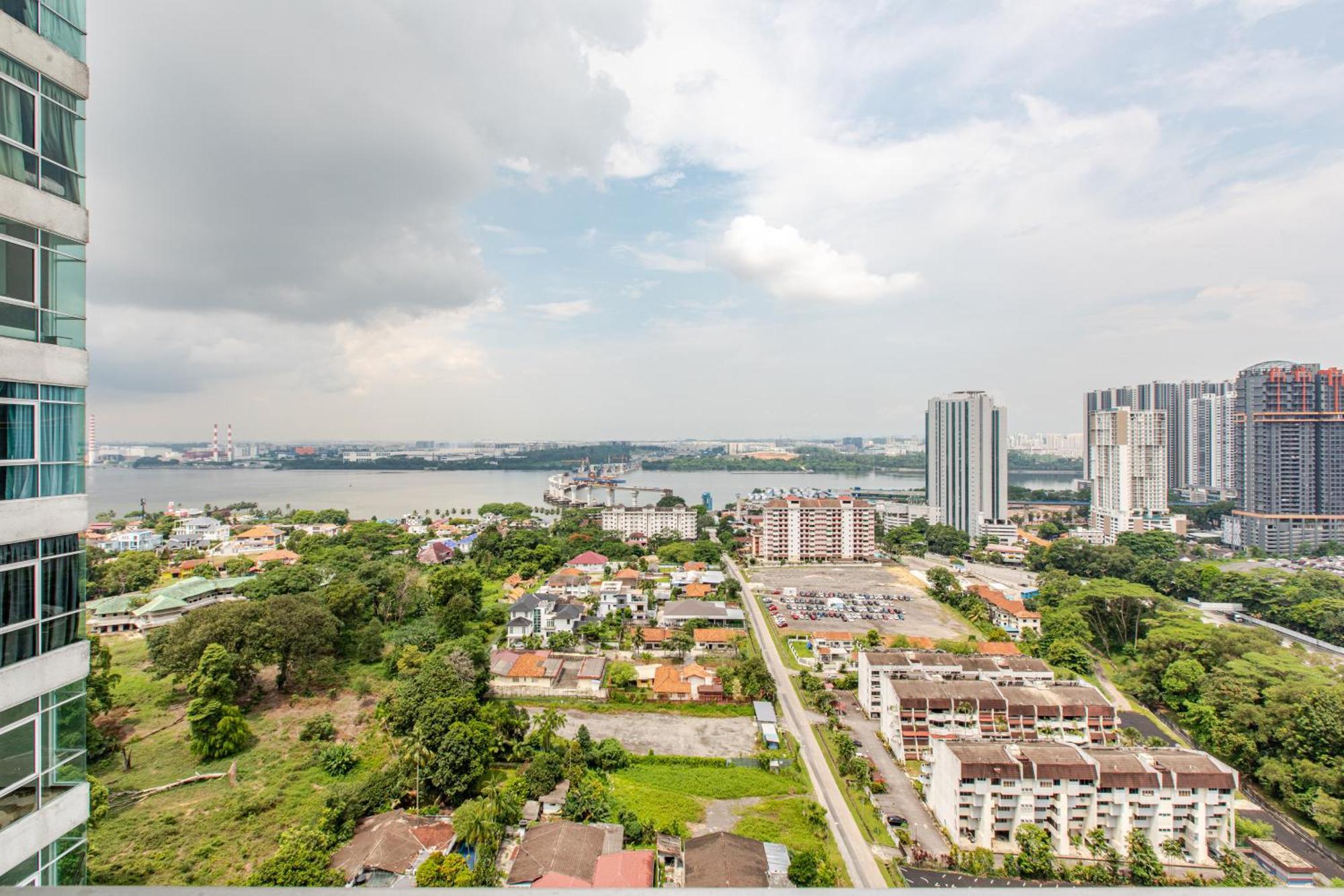 Paragon Suites Studios With Private Jacuzzi Near Ciq Rts Johor Bahru Exterior photo